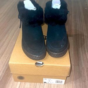 Women Black Ugg Size 7